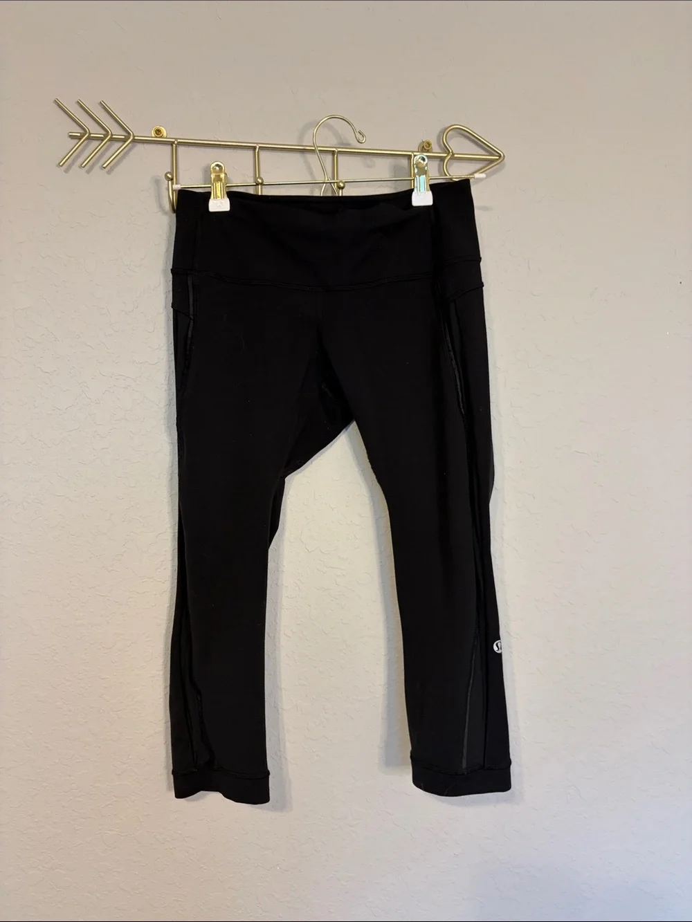 Lululemon Black Cropped Leggings Size 6 Side Pockets